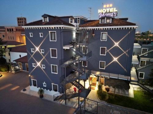Momi's Hotel