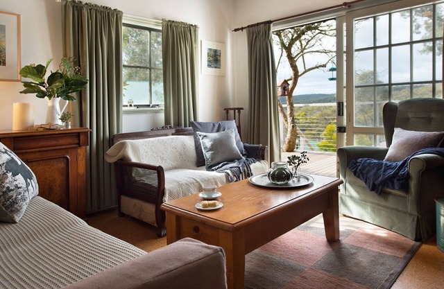 Monigatti Cottage- enchanting cottage with beautiful garden and stunning views