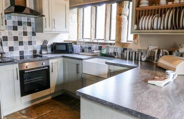 MONKS COTTAGE, pet friendly, character holiday cottage in Threshfield