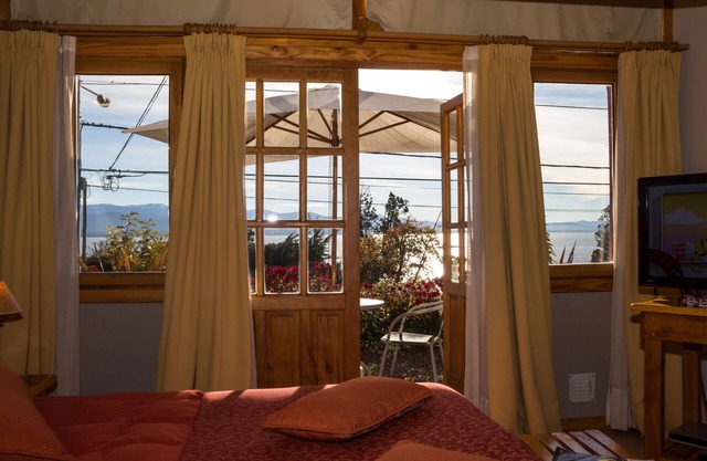 MONOAMBIENTE WITH VIEW TO THE LAKE AND MOUNTAINS
