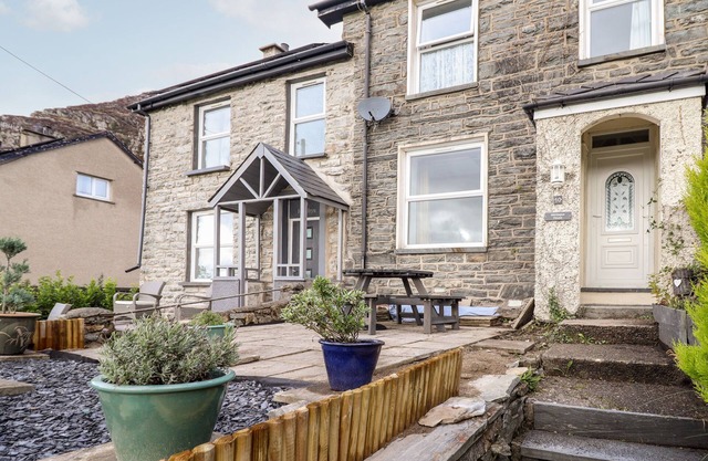 MONTAGUE HOUSE, pet friendly, with open fire in Blaenau Ffestiniog
