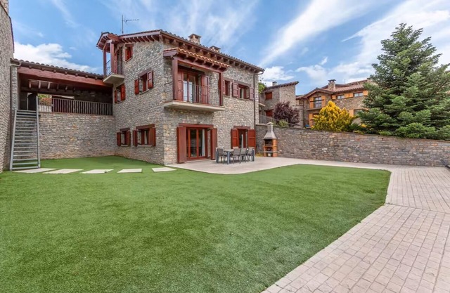 Montella I - Four Bedroom House, Sleeps 10