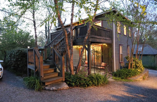 Montford Historic District, on quiet alley, 5 min walk to Downtown, 30 day min
