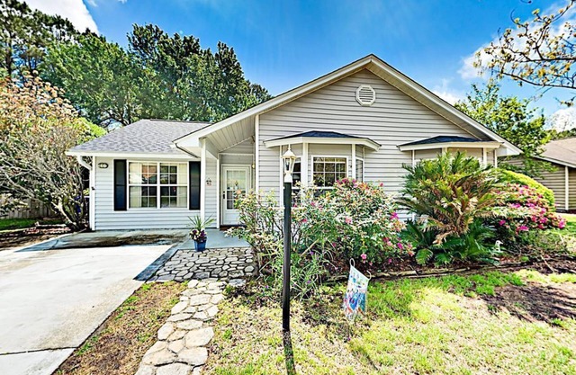 Monthly Rental - Coastal Cottage Excellent Location Close to Beach & Downtown