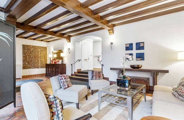 Monthly Rental - Central Downtown Studio w/Vintage Charm near Train