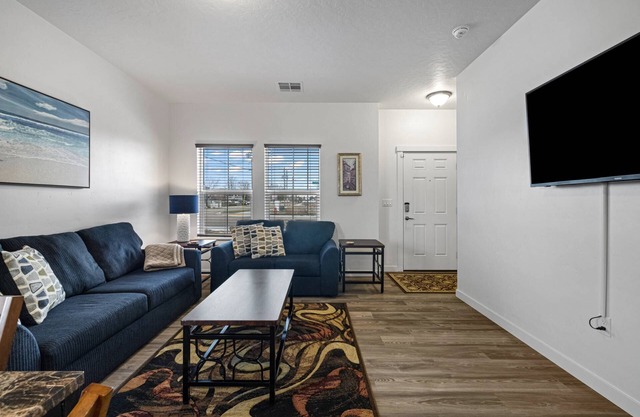 Monthly Stays Welcome! 2 Master en Suites | 15 min to Downtown & 5 min to Village | Walk to Coffee