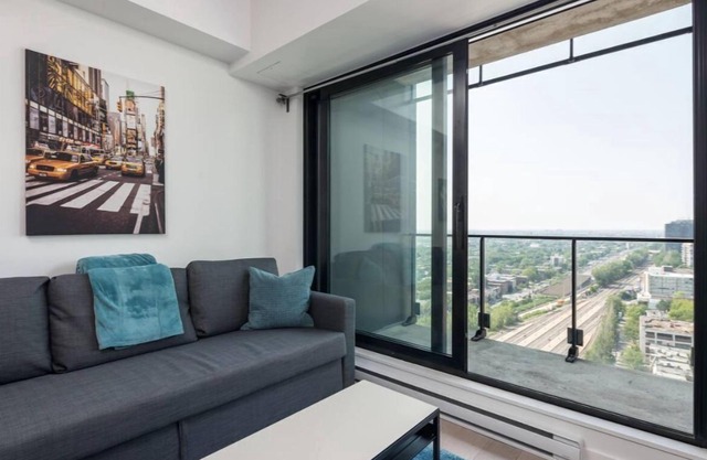 Monthly - Tour Des Canadiens Luxury Flat