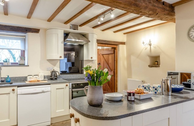 Monyash Barn - Four Bedroom House, Sleeps 8