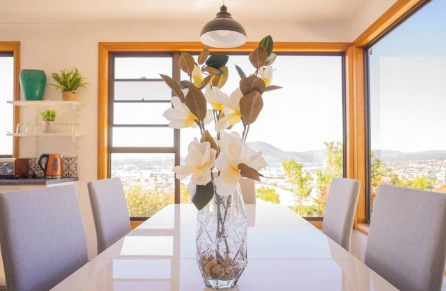 Moonah House-10 mins to CBD & MONA, sleep 11, great view, park 3 cars