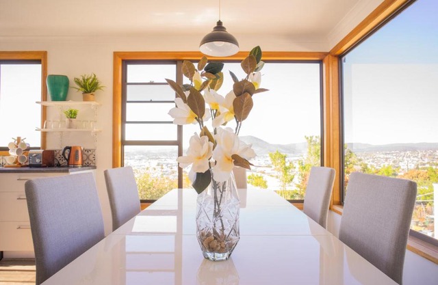 Moonah House-10 mins to CBD & MONA, 4BR, 2 BATH, great view, park 3 cars, sleep 11, king bed, en-suite