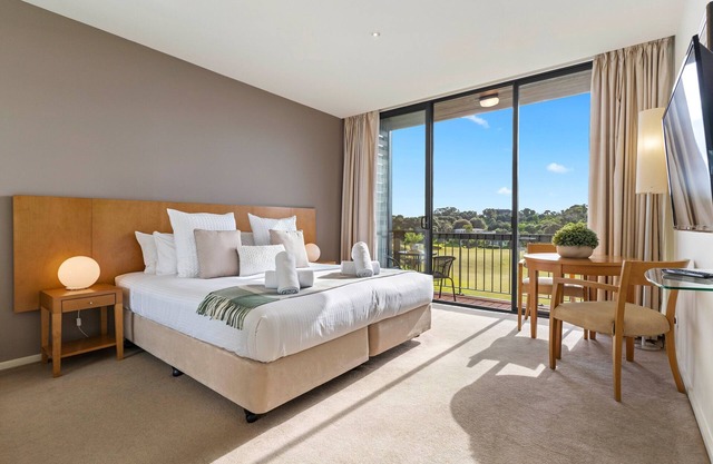 Moonah Links Apartment 23 & 24 - Fairway Views, Golf, Hot Springs