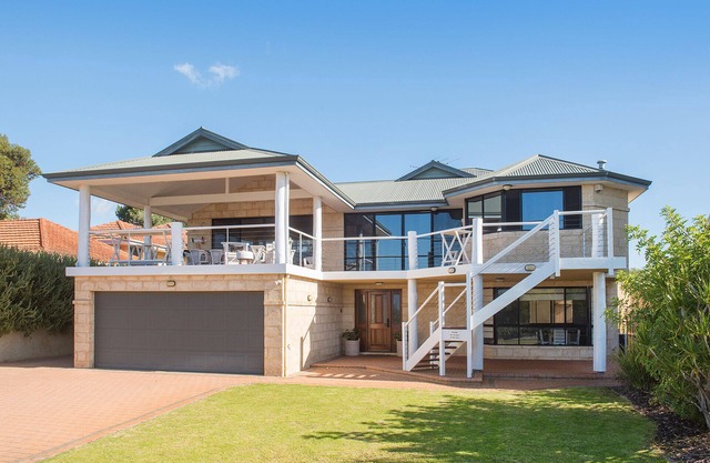 Moondance on the Bay - Beachfront | 7 bedrooms, 3 lounges | close to town