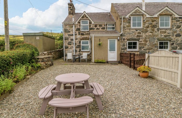 MOONLIGHT COTTAGE, pet friendly, with a garden in Sarn Meyllteyrn