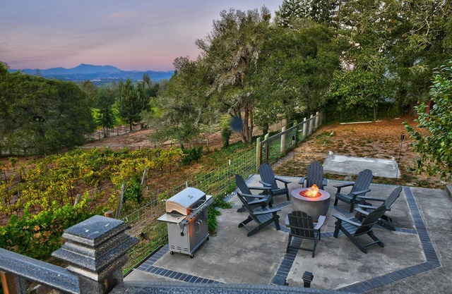 Moore Family Farmhouse - Complimentary wine tasting at Croix included!