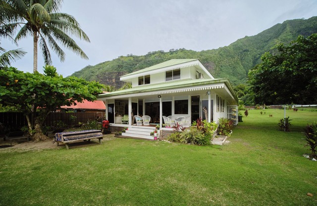 Moorea, Opunohu Bay Villa by the sea