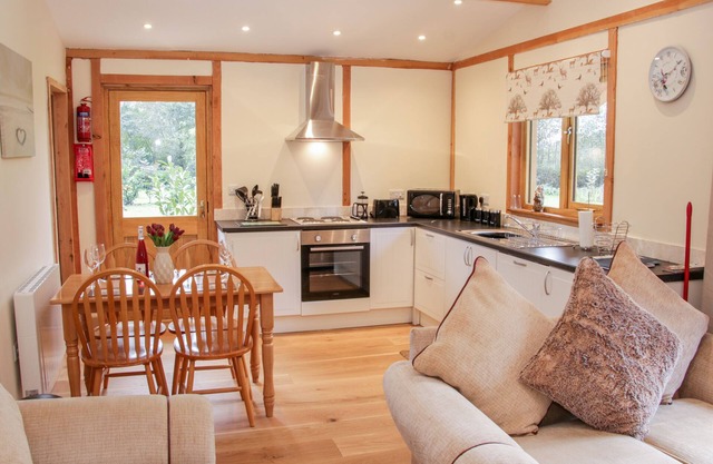 MOORHEN LODGE, family friendly, with hot tub in Kinnerley