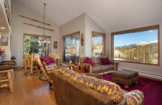 Moose Haven! 2 bedrooms, walk to Main Street, mt views