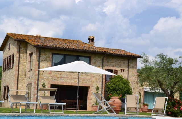Mora, Peacefull Luxury villa in Umbria with Private pool, gardens and views