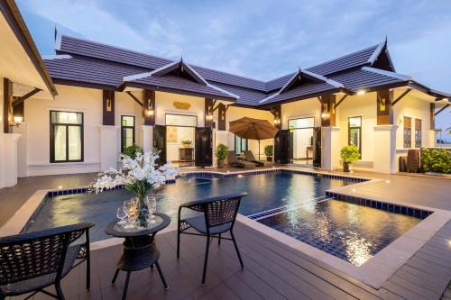 Morden Lanna Style Grand Pool Villa