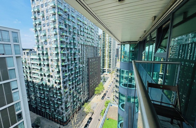 Morden2bed 2bath apartment Canary Wharf - upto 5ppl