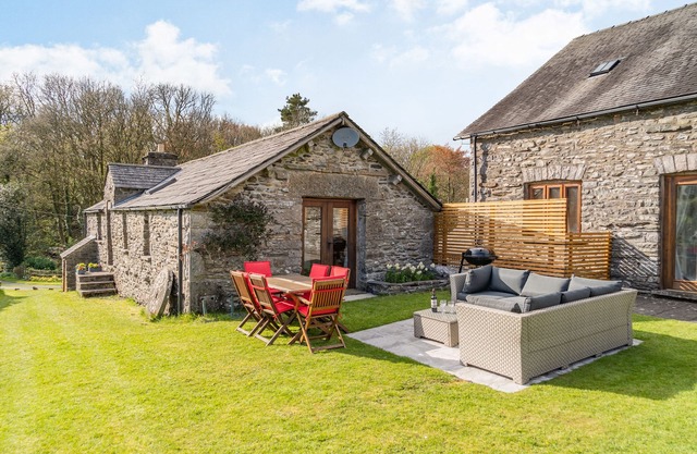 MORESDALE BANK COTTAGE, family friendly, with open fire in Kendal