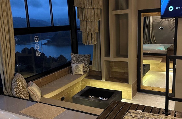MORITZ BY MONTE GANDOLFO - LUXURY CABIN - JACUZZI - VIEW - ROMANTIC EXPERIENCES