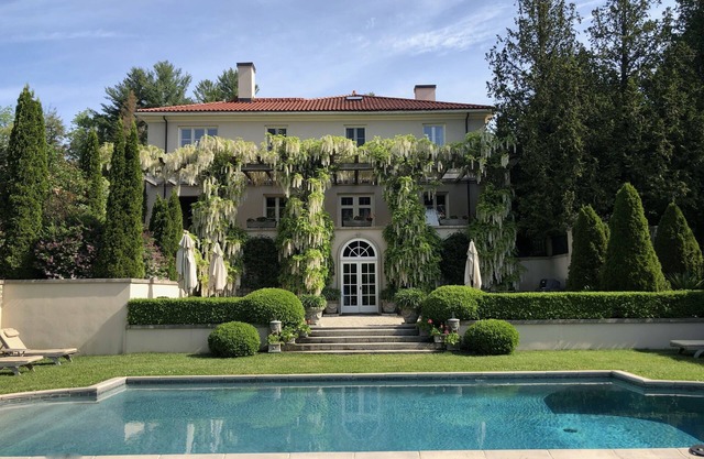 Morning Face - Berkshire estate with heated pool, views and privacy.