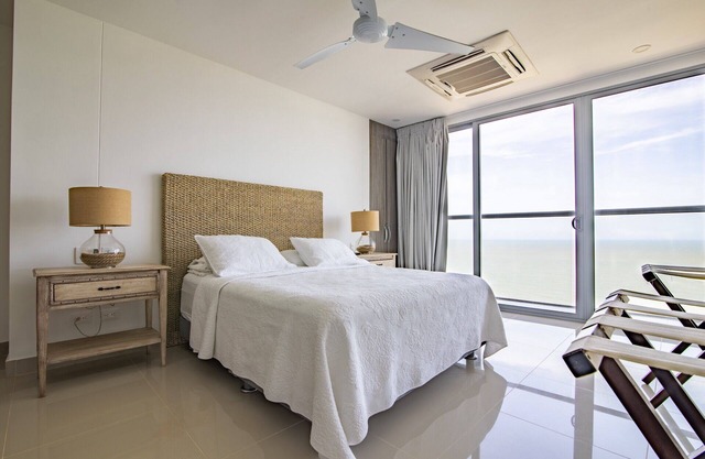 Morros City★Beachfront 2 BR Condo in 26th Floor