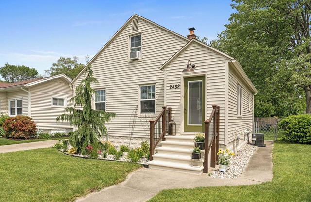 Morton 2 - Fall means Apples and Leaves, Book your stay here Explore Muskegon