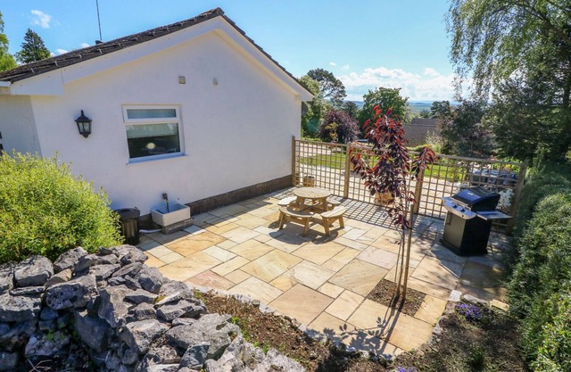 MOSS COTE, pet friendly, with a garden in Milnthorpe