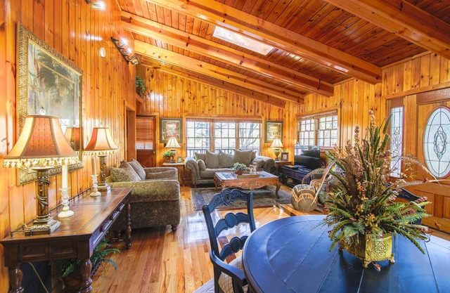 Most Popular Rental in Helen. 60 Second walk to Town. Free Parking. Jacuzzi.