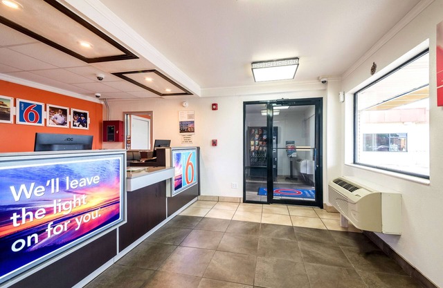 Motel 6 Anniston, AL