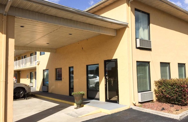 Motel 6 Macclenny, FL