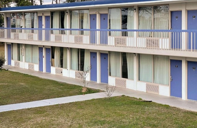 Motel 6 Marianna, FL