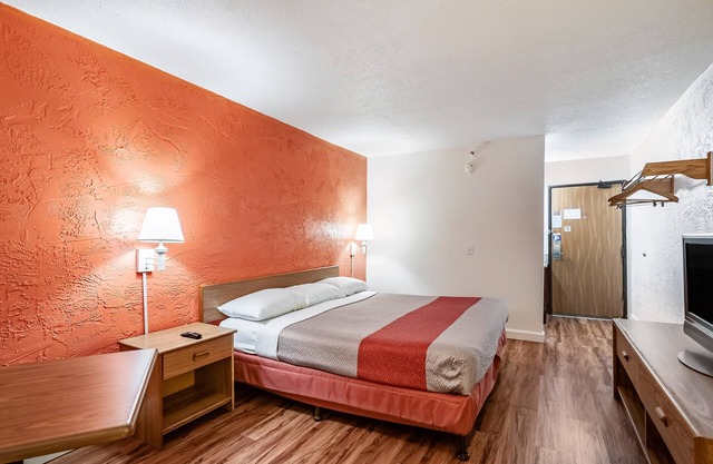 Motel 6 Naperville, IL