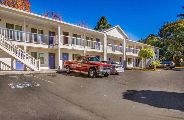 Motel 6 Portland Mall - 205