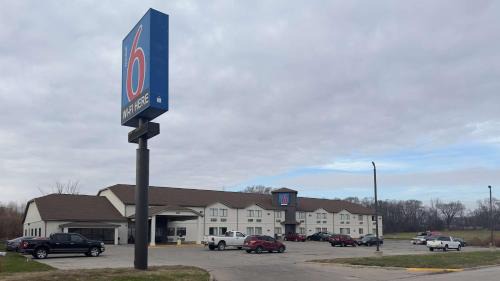 Motel 6-Waterloo, IA
