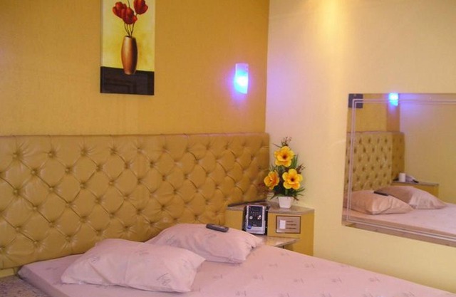 MOTEL RED LOVE