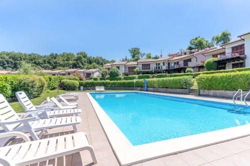 Mother of Pearl House with Lake View Pool