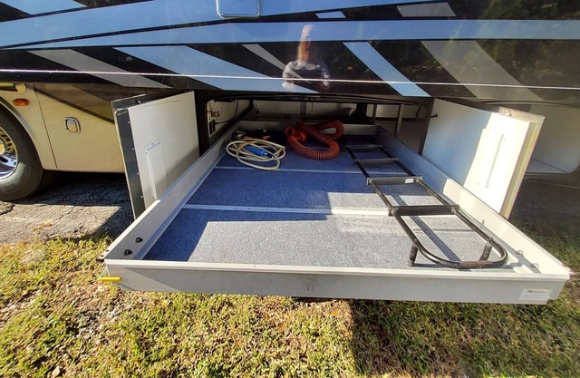 Motorhome - Huge high end 45 ft luxury coach