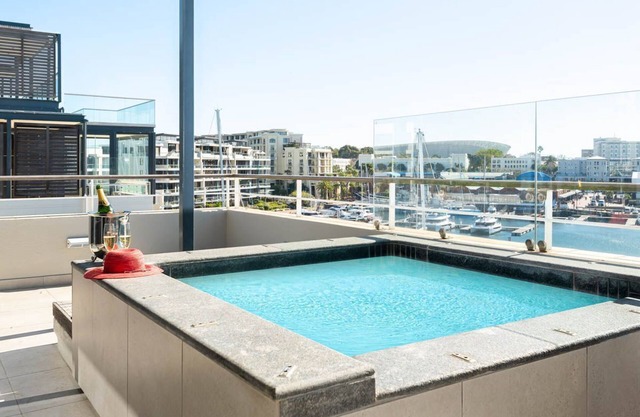 Mouille Penthouse - Three Bedroom Apartment, Sleeps 6