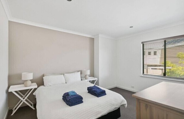 Mount Claremont House close to Train + Parks