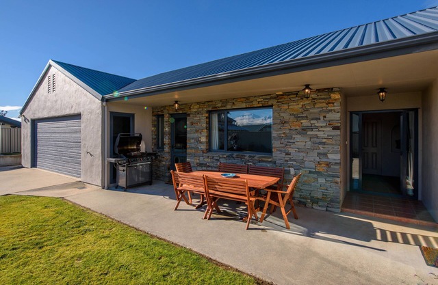 Mount Iron Magic - Wanaka Holiday Home