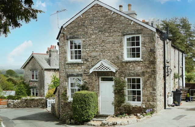 MOUNT PLEASANT COTTAGE, character holiday cottage in Lindale