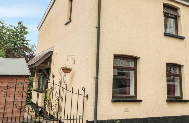 MOUNT STREET, pet friendly, with open fire in Abergavenny