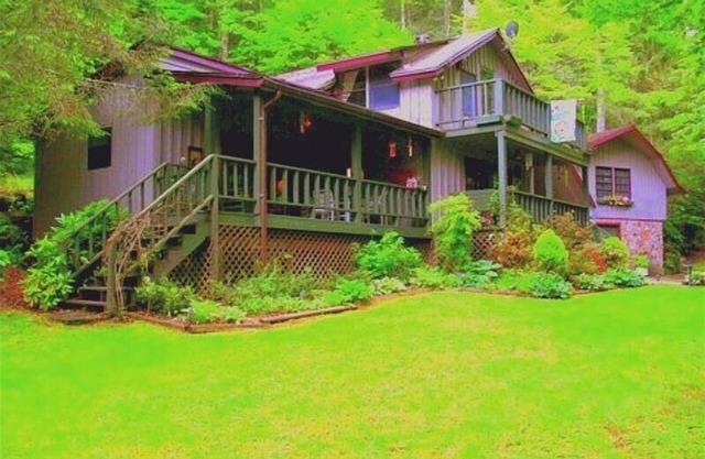Mountain Cabin with waterfall and rushing water in front yard with WIFI.