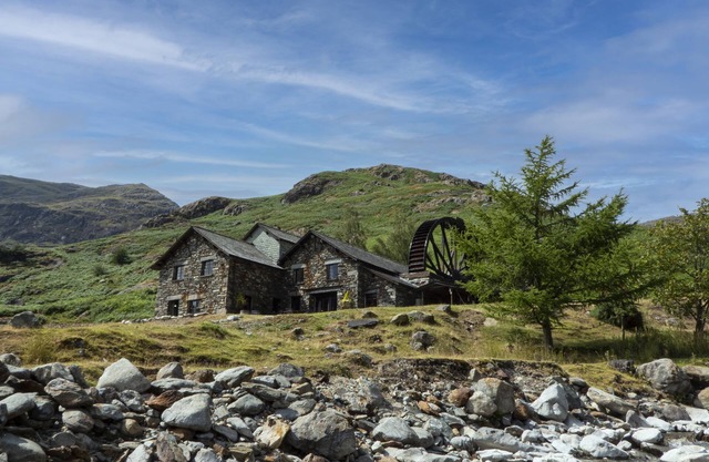 Mountain cottage for 4 with hot tub, waterwheel and stunning views