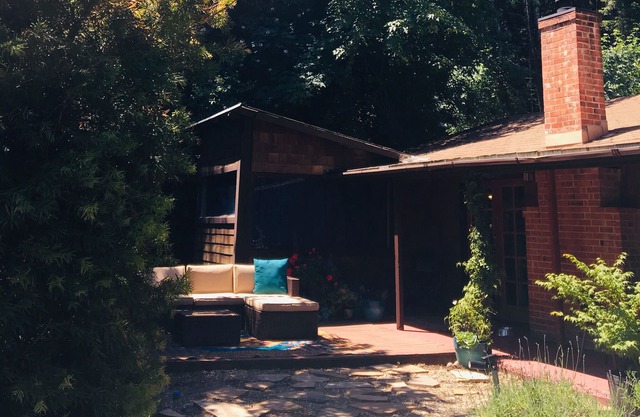 Mountain Cottage near Russian River, hiking & downtown, family and pet friendly