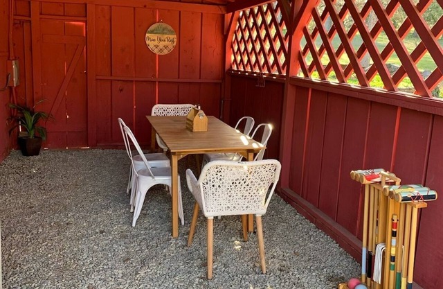 Mountain Cottage with creek and accessible trail and pond near Yosemite!