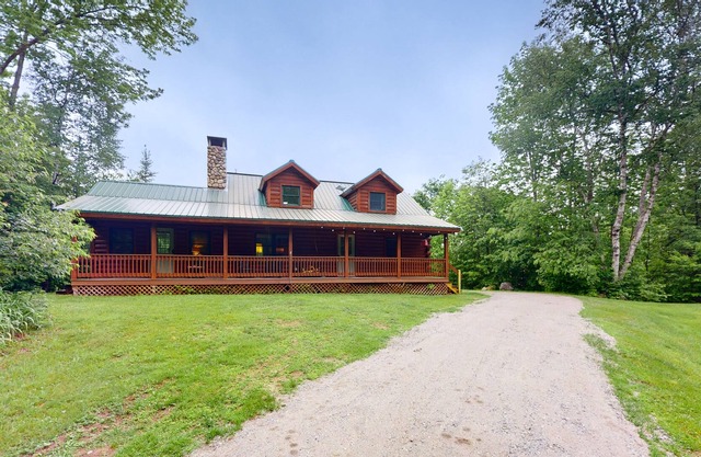 Mountain creek retreat with a firepit, deck, grill, kayaks & AC